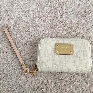Michael Kors Wrist Wallet in signature print